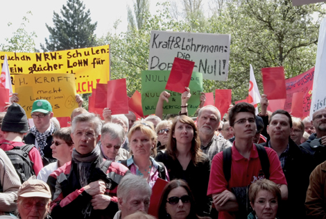 Die rote Karte für Hannelore Kraft Man/frau zeigt Hannelore Kraft die rote Karte
